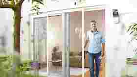 Mann an der Schiebetür - Insektenschutz