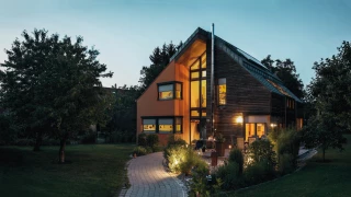 Beleuchtetes Haus mit Vorbaurollladen
