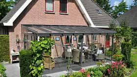 Terrassendach mit Aussicht auf Garten
