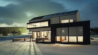 Beleuchtetes Haus mit Rollläden