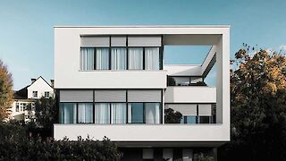 Kubistisches Haus mit Rollladen