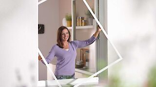 Frau die einen Spannrahmen hält