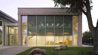 Beleuchtetes Gebäude mit Zip-Screens