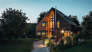 Beleuchtetes Haus mit Vorbaurollladen